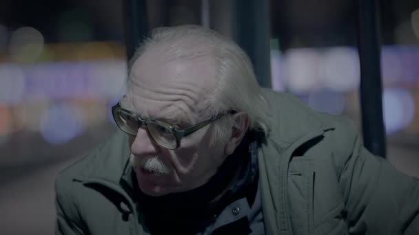 Persona masculina madura pobre solitaria con gafas empobrecidas - Imágenes, Vídeo