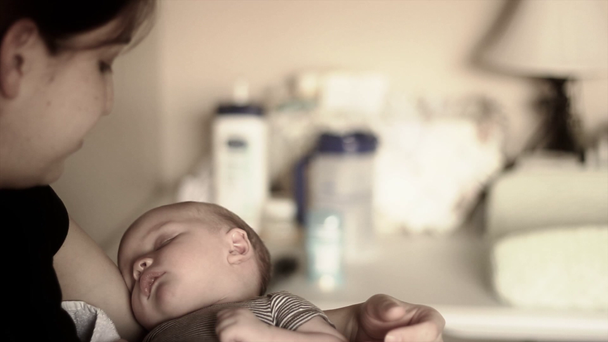 otro bebé recién nacido en brazos
 - Imágenes, Vídeo