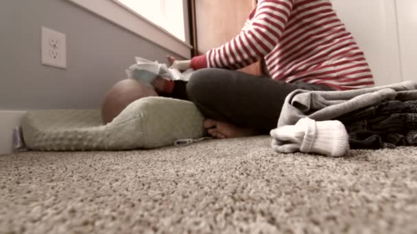 Mother changes her baby's diaper - Imágenes, Vídeo