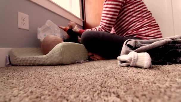 Mother changes her baby's diaper - Felvétel, videó