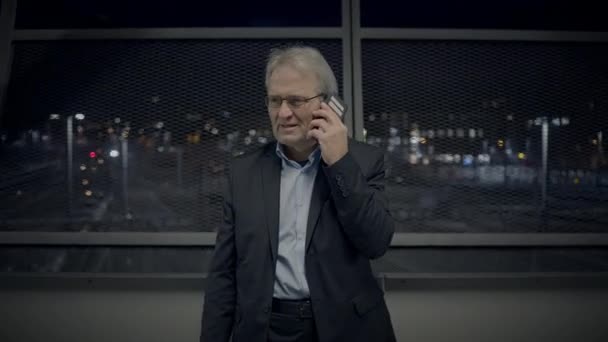Happy Senior Liikemies Vastaaminen puhelun jakaminen Hyvä uutinen - Materiaali, video