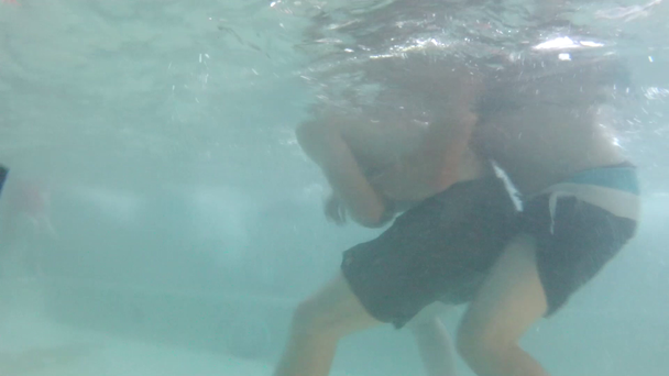 Erkekler bir yüzme havuzunda güreş - Video, Çekim