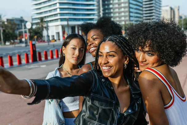 Boční pohled na multietnické ženy a transgenderovou osobu při selfie ve městě - Fotografie, Obrázek