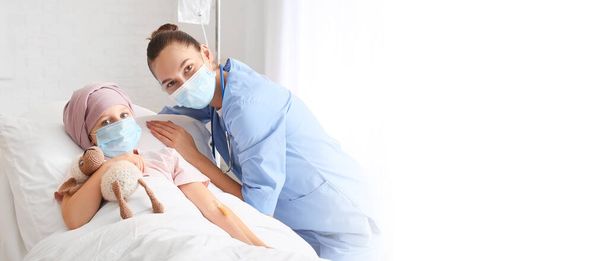Krankenschwester und kleines Mädchen unterziehen sich einer Chemotherapie in der Klinik. Banner für Design - Foto, Bild