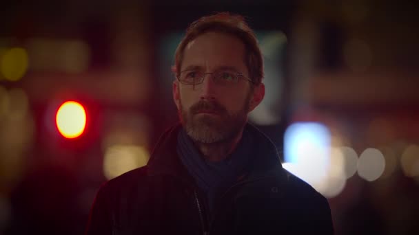 Giovane uomo con gli occhiali che guarda spettacolo di luce in città di notte - Filmati, video