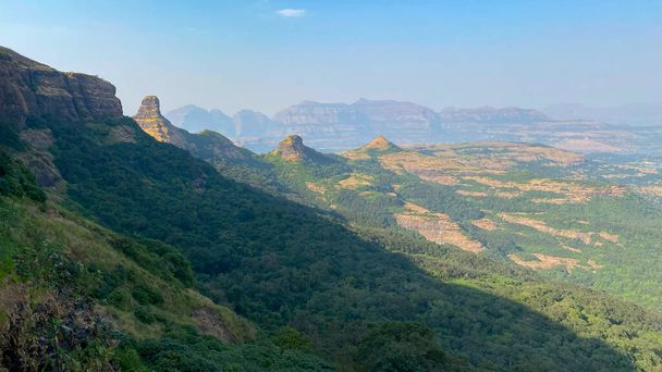 Vue des chaînes de montagnes lors de l'escalade du fort Ratangad près de Bhandardara dans le district d'Ahmadnagar du Maharashtra, en Inde - Photo, image