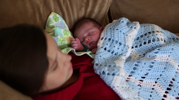 alvó baba anya - Felvétel, videó