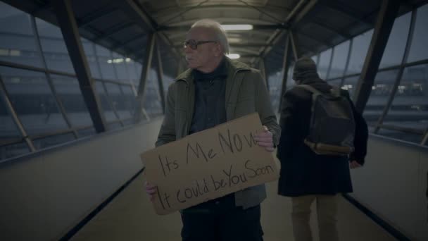 Einsamer armer älterer Mann mit Brille verarmt - Filmmaterial, Video