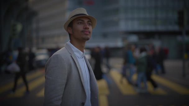 Városi életmód portré boldog férfi személy Élvezi a városi élet kívül - Felvétel, videó