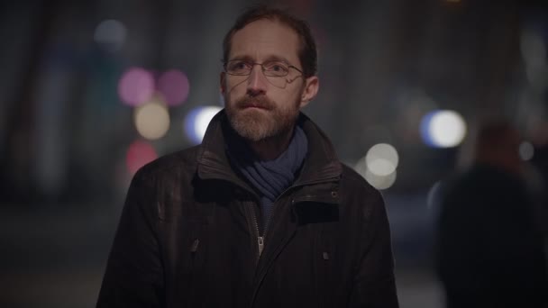 Portret troskliwego mężczyzny myślącego zaniepokojony patrzeniem na ludzi dojeżdżających do pracy - Materiał filmowy, wideo