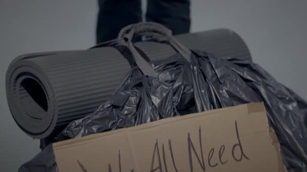 Hoffnungslos zerbrochene männliche Person Nachdenkliches über das Betteln auf der Straße - Filmmaterial, Video