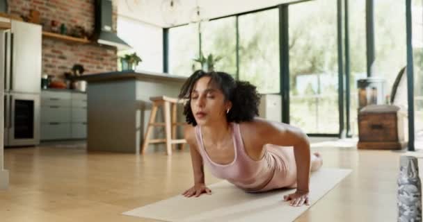 Balance, Frau oder Yoga für Fitness im Wohnzimmer und Stretching oder Bewegung für Achtsamkeit, Zen und gesunden Körper. Lady, Workout und Pilates-Training auf Matte für Wellness und Entspannung zu Hause am Wochenende. - Filmmaterial, Video