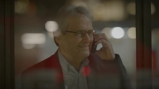 Menedżer połączeń uśmiechnięty po sukcesie biznesowym Umowa Deal Victory - Materiał filmowy, wideo