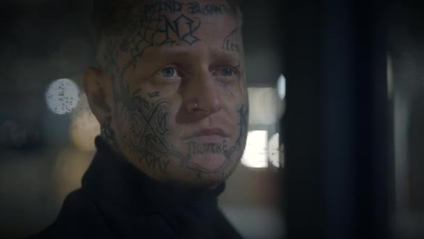 Intimidante hombre rebelde Maverick con tatuajes en la cabeza y la cara en estilo provocador - Metraje, vídeo