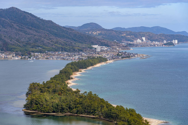Amanohashidate en el Mar de Japón en el norte de la prefectura de Kyoto considerado como una de las tres mejores vistas panorámicas de Japón - Foto, imagen
