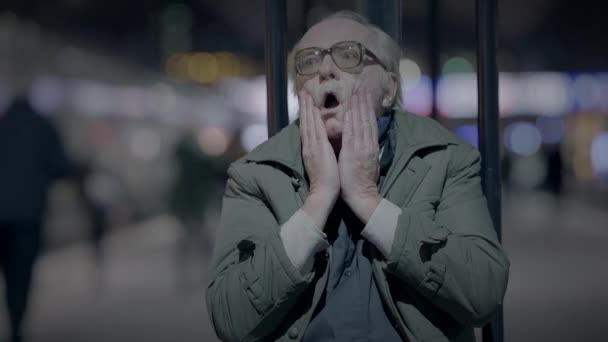 Persona masculina rota sin esperanza Pensamiento reflexivo sobre la vida mendigando en la calle urbana - Metraje, vídeo