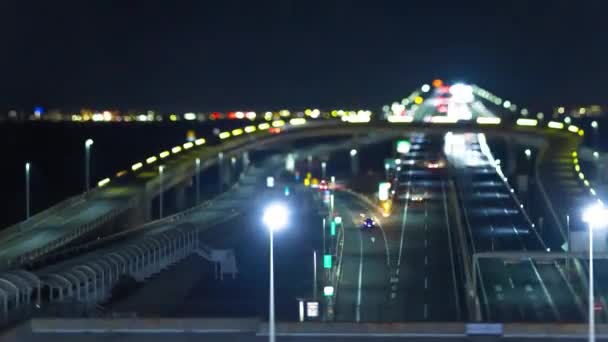 Uma cronologia noturna de engarrafamentos na rodovia na área da baía de Tóquio, em Chiba. Imagens 4k de alta qualidade. Kisarazu distrito Chiba Japão 01.30.2024 Aqui está o estacionamento rodoviário chamado UMIHOTARU PA em Chiba - Filmagem, Vídeo