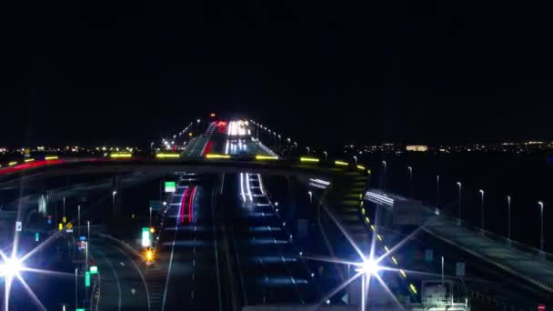 Egy éjszakai dugó az autópályán a tokiói öbölben Chiba-ban. Kiváló minőségű 4k felvétel. Kisarazu kerület Chiba Japan 01.30.2024 Itt van az UMIHOTARU PA nevű autópálya parkoló Chiba-ban - Felvétel, videó