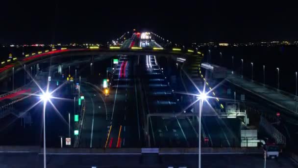 Yöllinen liikenneruuhka moottoritiellä Tokion lahden alueella Chibassa. Laadukasta 4k materiaalia. Kisarazun piiri Chiba Japani 01.30.2024 Tässä on moottoritien pysäköinti nimeltään UMIHOTARU PA Chibassa - Materiaali, video