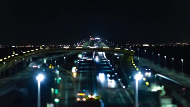Ночное время пробки на шоссе в районе Токийского залива в Тибе. Высококачественные 4к кадры. Кисарадзу район Тиба Япония 01.30.2024 Вот автостоянка под названием UMIHOTARU PA в Тибе - Кадры, видео