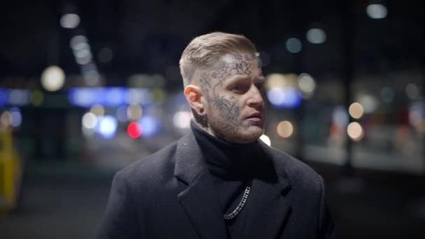 Homem rebelde Maverick intimidante com tatuagens de cabeça e rosto em estilo de provocação - Filmagem, Vídeo