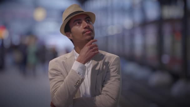 Joven Hombre Viajando Dentro de la Estación de Tren Crowded - Metraje, vídeo