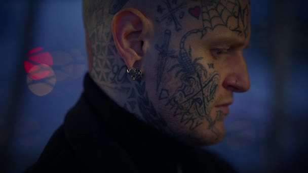 Εκφοβισμός Maverick Rebel Man με το κεφάλι και το πρόσωπο Tattoos σε στυλ Προκαλώντας - Πλάνα, βίντεο
