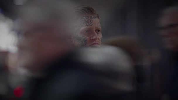 Homem rebelde Maverick intimidante com tatuagens de cabeça e rosto em estilo de provocação - Filmagem, Vídeo