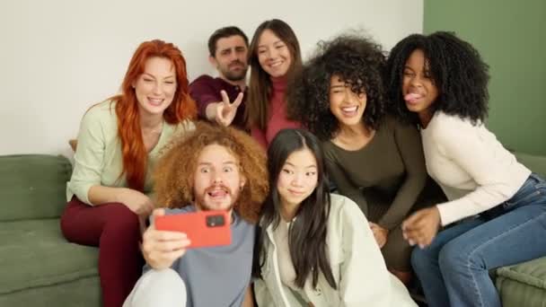 Vídeo en cámara lenta de un grupo de diversos amigos multiétnicos tomando una selfie en casa - Metraje, vídeo