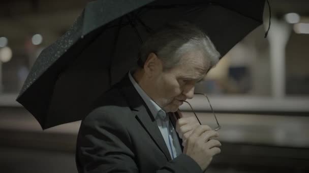 Frustré vieil homme d'affaires malheureux attendant dehors se sentant émotions négatives - Séquence, vidéo