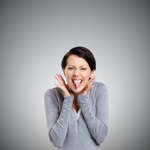 hübsche Frau streckt Zunge aus - Foto, Bild