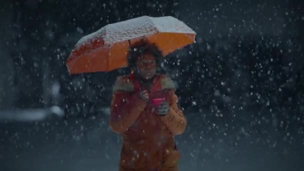 雪の冬の天気でキャンドルライトを保持しているカーリーヘアを持つ黒い女性人 - 映像、動画