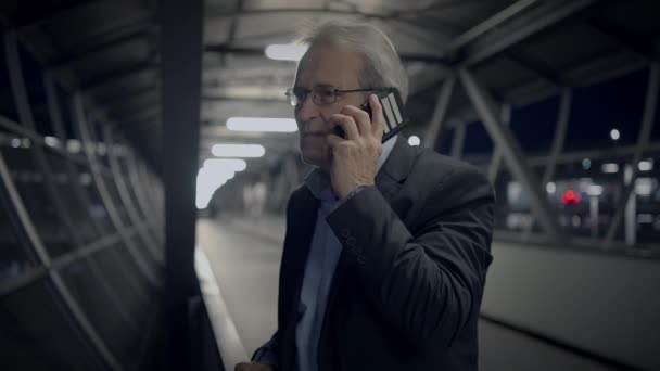 Homem de negócios idoso perturbado em terno Unappy chamando na cidade urbana - Filmagem, Vídeo