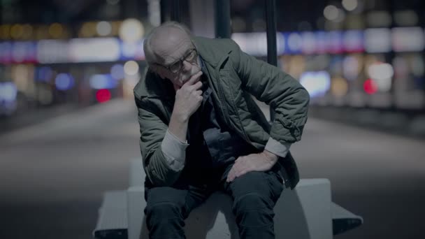 Homme brisé désespéré Pensée réfléchie à la vie en mendiant sur la rue urbaine - Séquence, vidéo