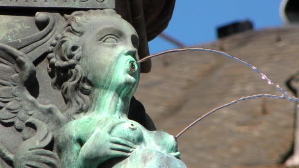 Suihkulähde ja muinainen patsas Frankfurtissa
 - Materiaali, video