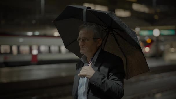 Anciano indigno cansado Persona masculina que lamenta error afuera en la lluvia - Imágenes, Vídeo