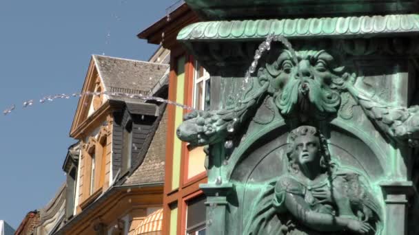 Fontanna i antyczny posąg we Frankfurcie nad Menem - Materiał filmowy, wideo