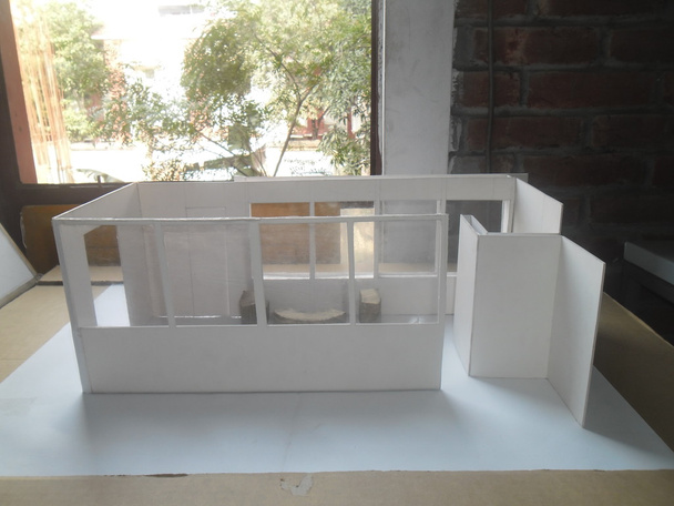 Μοντέλο της αρχιτεκτονικής με γύρο καθιστικό και μεγάλα παράθυρα - Φωτογραφία, εικόνα