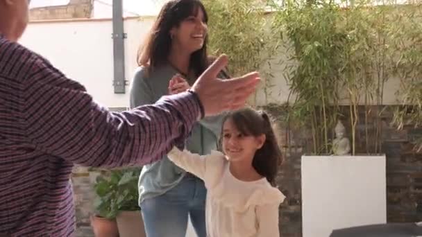 Video de una mujer feliz con su hija llegando a casa de sus abuelos gay - Imágenes, Vídeo