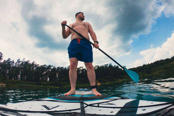 boldog ember supboard evezés nyári víz tevékenységek - Fotó, kép