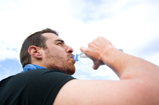 Człowiek woda pitna po praktyce ćwiczenia - Zdjęcie, obraz