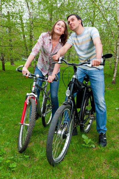 幸せな若いカップル自転車に乗る - 写真・画像