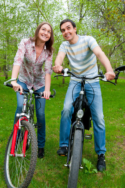 Feliz joven Pareja cabalgando Bicicletas - Foto, imagen