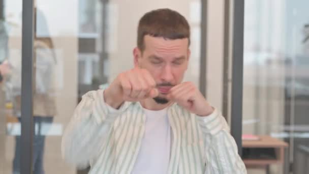 Portrét boxerského muže bránícího zájmy, bojové gesto - Záběry, video