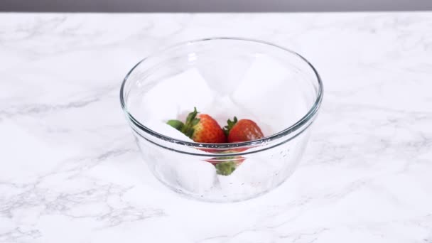 Φράουλες, φρεσκοπλυμένες και αποξηραμένες, αποθηκεύονται τακτοποιημένα σε γυάλινο μπολ με χάρτινη πετσέτα και καλύπτονται με πλαστική μεμβράνη για να διατηρηθεί η φρεσκάδα. - Πλάνα, βίντεο