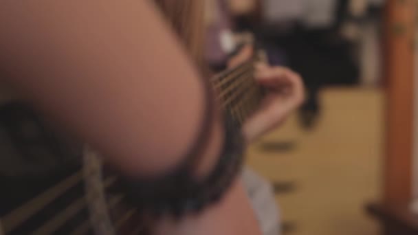 крупним планом жіночі руки тримають гітару - Кадри, відео