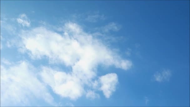 Часові уривки чистих білих хмар, що плавають на блакитному небі - Кадри, відео
