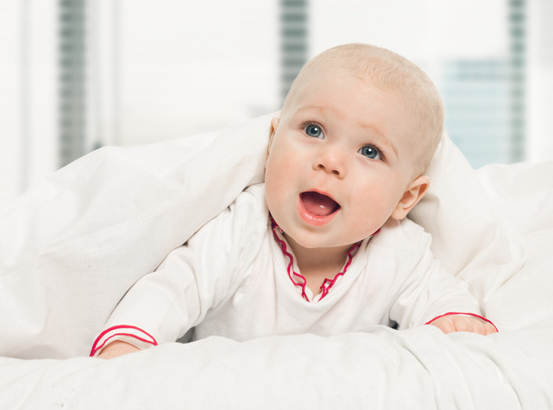 Little Girl Baby Laying Under White Blanket - Valokuva, kuva