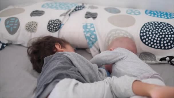 Dois irmãos deitados e descansando na cama - Filmagem, Vídeo
