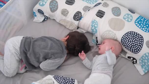Zwei Brüder liegen und ruhen im Bett - Filmmaterial, Video